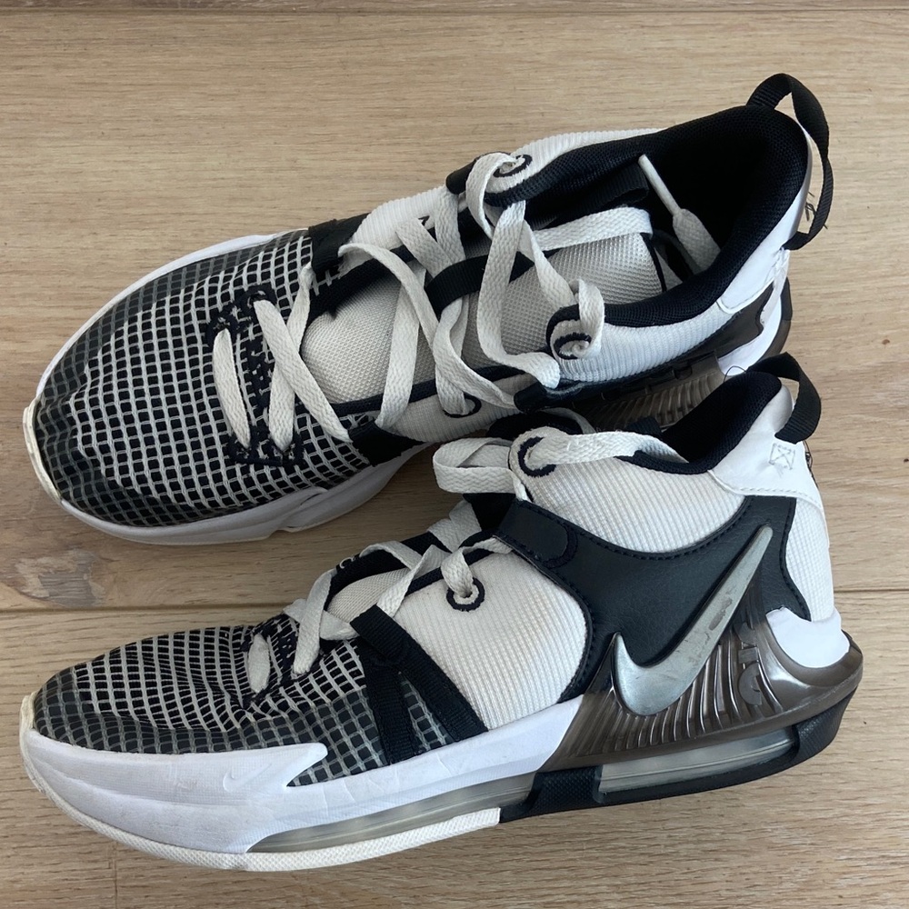 Nike Men's Black and White Athletic Sneakers
